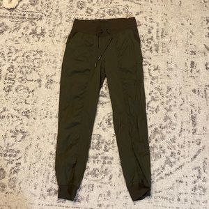 womens size 6 lululemon dance studio mid-rise joggers